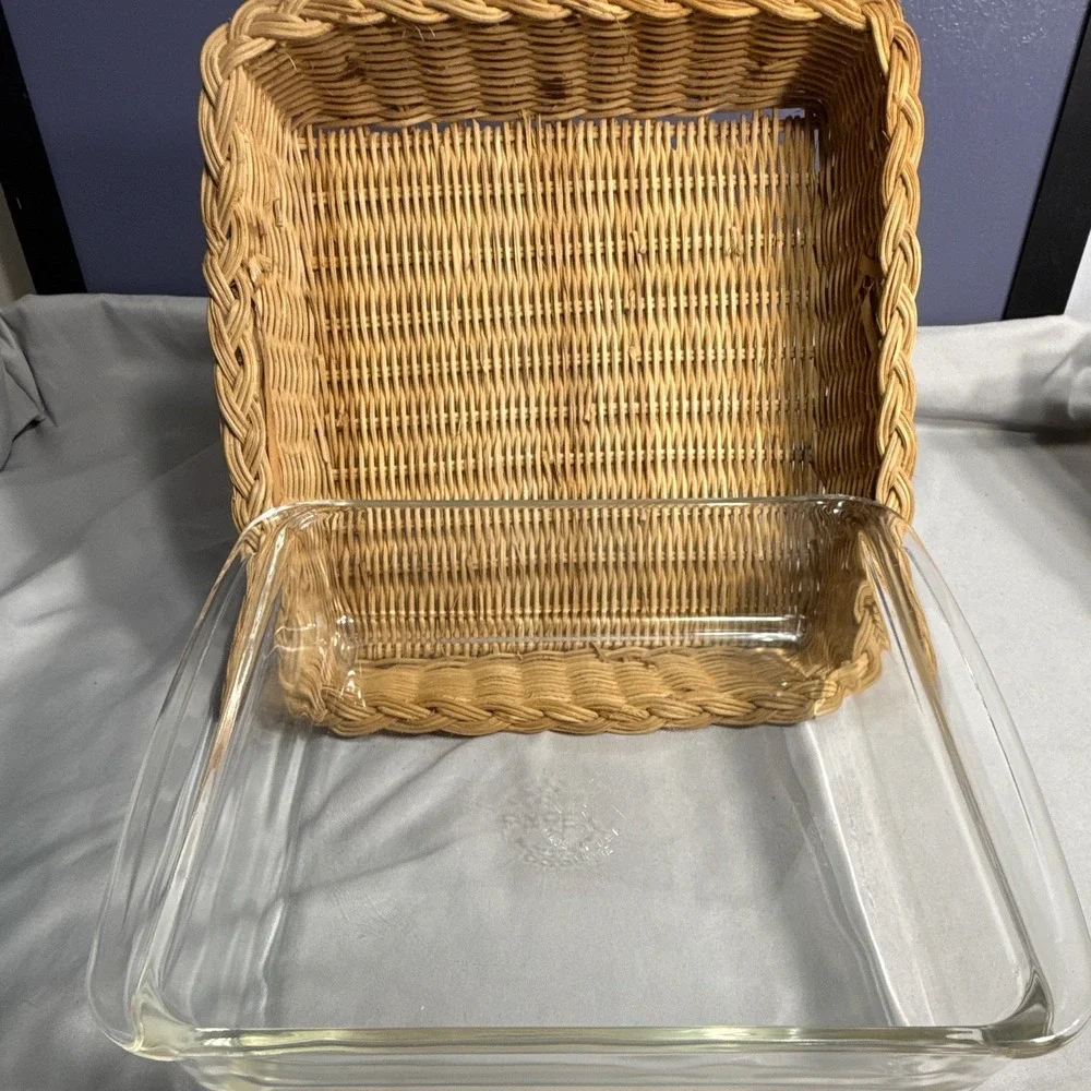 Pyrex 2 Qt Clear Glass Square Baking Dish 232 w/ Wicker Basket Carrier